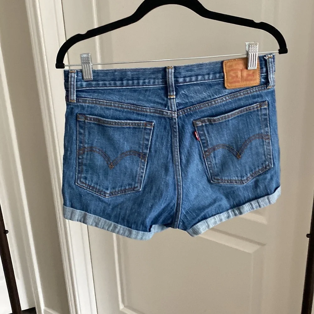 Levi’s High Rise Shorts - Picture 2 of 7